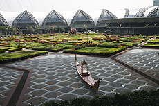Patio ajardinado del aeropuerto de Bangkok.