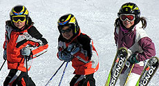 Unas ni�as aprenden a esquiar en Alto Campoo.
