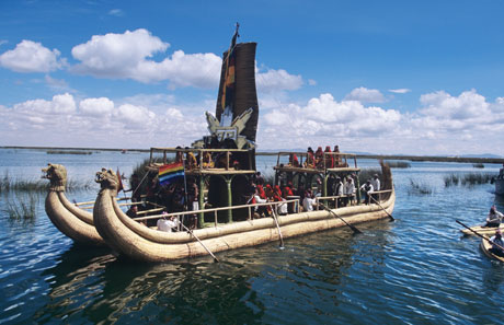 Embarcaci�n t�pica del lago Titicaca, , de cuyas aguas, seg�n las antiguas culturas andinas, emergieron los fundadores del Imperio Inca. | Pilar Olivares | Promper�.