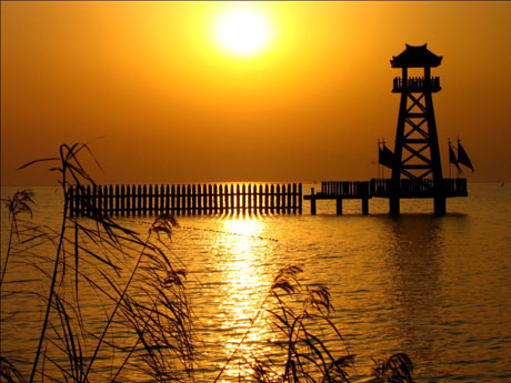 Amanecer en el Lago Tai, China | ClickDreaming.