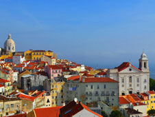 Lisboa seduce al visitante llena de color